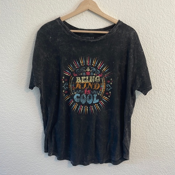 vintage canvas Tops - NWOT “Being kind is cool” tee